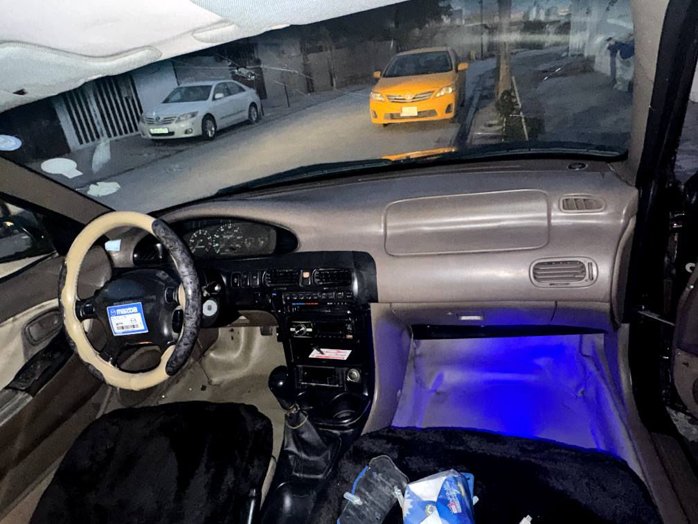 مازدا 626 مودیل 1997 لون ماروني گیر و محرك شرط
تبريد و تدفيئة شغال ، 
رقم سليمانية سنوية لغاية 2028 
سبوغ عام للجمالیة 
نص جمرلغ امامي مع ركن بونيت مضروب بدون داخلي
***********
*********** كركوك, العراق
