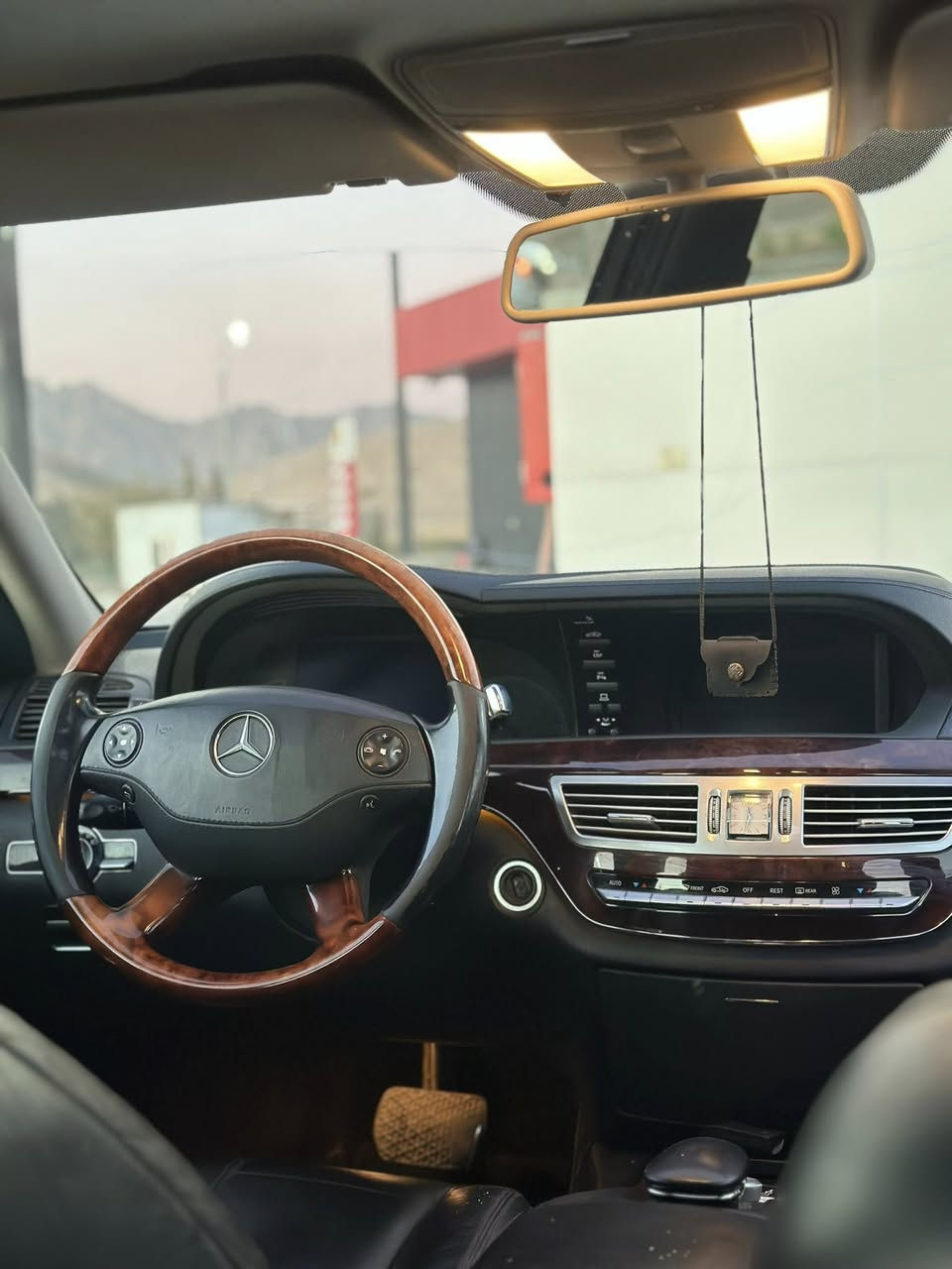 مارسيدس.   دووبه ي ساغ
موديل 2009
سياره كه گشت گياني به شه رت 
كامل مواسه فات. 
8بستن مه رغوب
به رزو نزمي ايش ده كات
٢بارجه بوياخ. ده عمي نيه  
گيرو مه كينه به شه رت 
130000كم روشتوه 
ناونيشان. رانيه. 
ئالو گوريش ده كه ين شتيك به دلمان بيت 
***********
واتساب فايبر.
