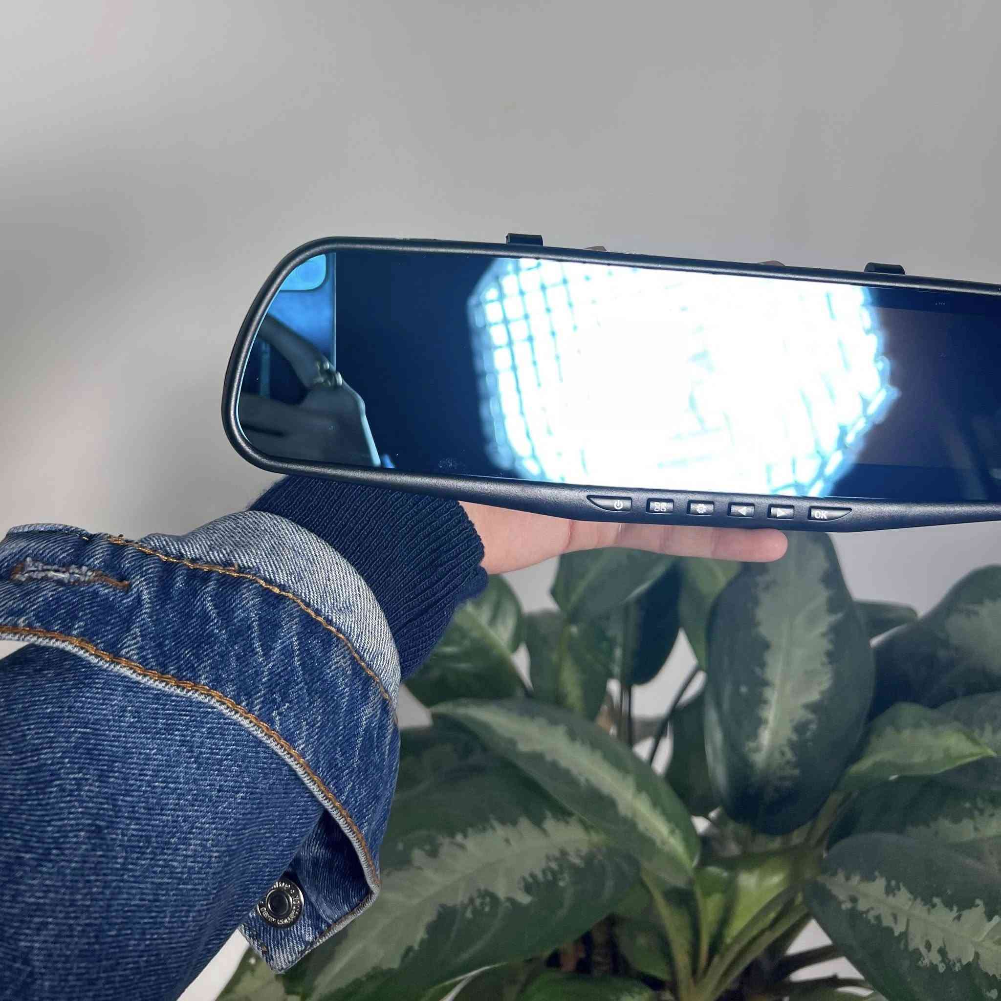 بسعر 30 الف فقط 🔥🔥🔥كام متطورة مدمجة داخل مرآة الرؤية الخلفية، تمنحك تسجيلًا كاملًا للطريق من الأمام والخلف مع شاشة عرض مدمجة لتعزيز أمان قيادتك.

• شاشة عرض مدمجة: تأتي بشاشة مقاس 4.5 بوصة من نوع TFT مدمجة في المرآة لمتابعة التسجيل مباشرة.

• تصوير عالي الدقة: تدعم تسجيل الفيديو بدقة Full HD 1080P لضمان وضوح التفاصيل والصور.

• عدسة واسعة الزاوية: مزودة بعدسة رؤية عريضة (Wide-angle lens) بزاوية 170 درجة لتغطية أكبر مساحة ممكنة من الطريق.

• نظام تسجيل الطوارئ: يحتوي على مستشعر G-Sensor الذي يقوم بحماية الفيديوهات من المسح عند حدوث اصطدام.

• خاصية الرؤية الليلية: تدعم تقنية Night Vision لتحسين جودة التصوير في ظروف الإضاءة المنخفضة.

• مراقبة ذكية: تدعم ميزات اكتشاف الحركة (Motion Detection) والتسجيل الدوري (Cyclic Recording) لضمان عدم توقف التسجيل.

المواصفات:
• دقة الفيديو: 1920x1080P / 1280x720P.
• صيغة الفيديو: MOV (H.264, Audio: AAC).
• تخزين الذاكرة: تدعم بطاقة ذاكرة TF حتى 32 جيجابايت كحد أقصى.
• البطارية: مدمجة بسعة 150mAh.
• واجهة الطاقة: 12-24V 2A.
• اللغات: تدعم لغات متعددة.
• الميكروفون والسبيكر: مدمج داخل الجهاز.

محتويات العلبة:
• مرآة الرؤية الخلفية المزودة بالكاميرا والشاشة.
• كاميرا خلفية إضافية.
• وصلات التركيب والطاقة.
كل هذا بسعر 30 الف فقط 🔥🔥🔥🔥🔥🔥🔥
ثبت عنوان و الرقم في التعليقات 
او مراسله الصفحه


**إذا كنت صاحب هذا الإعلان وتريد حذفه لأي سبب، رجاءا أرسل رسالة إلى الدعم الفني**