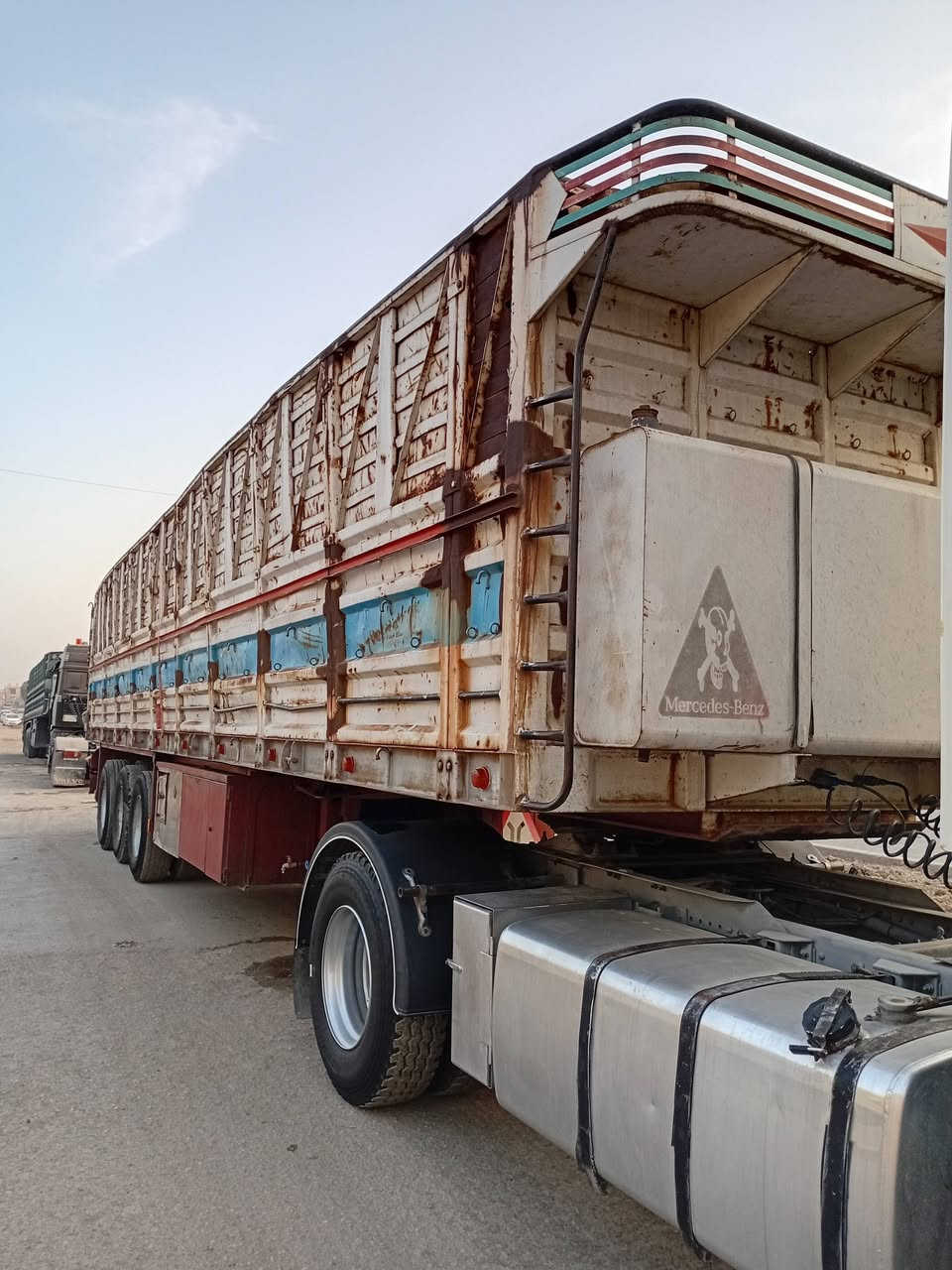 السلام عليكم 
عربانه حداديه للبيع شاصي 16
دناكير 14 تركي طول العربانه 12.50
 ارتفاع الاصفاح 190  تايرات نص عمر 
بغداد شارع فلسطين ***********
