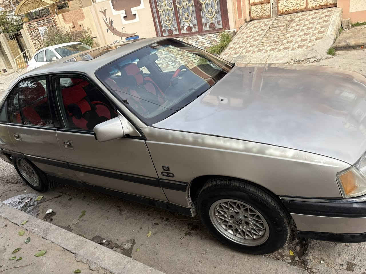 ملاحظة رجاء اقرأ منشور اولا بعدين خابر كلشي كاتبلك اهنا إذا مو شراي لا تخابر رجاء 

اوبل اوميكا موديل 92 محرك بطه 3000
كير اوتوماتيك 
محرك بطه بيه صوت قول بةكن   كام شفت راجع شويه وكير كفاله ما بيها اي شي 
كدام وره كبس ما بيها ضربات صبغ عام لل جمالية 
بس ضربة وحيده بالباب سايق واصل تكمة بس سقف ما بيها معجون شرط
شوته رياضيه 
سقف سلايت كهربائي شغال 
2جام كهربائي
رقم أربيل دولي سنويه حتى 2030 
كوبن بنزين بيها 
تبريد و تدفئة تبريد شغال ثلج بشرط جديد 
كهربائيات كله شغال 
شاشه ايباد تسلا 
قفل مركزي 
بطرية جديده
تحويل وكاله بشرط سنويه بسمي 
السعر 35 وبيها مجال فقط بيع نقدي بدون مرواس او اقساط
العنوان : كركوك ناحية التون كوبري 
رقم ***********
