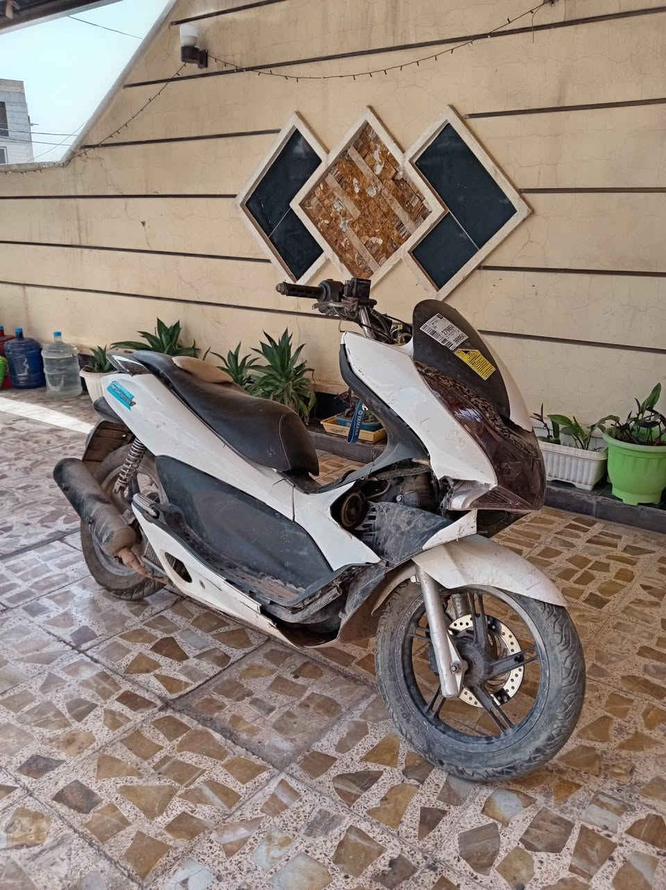 اسلام عليكم pcx جيل اول للبيع بيه هذي الضربه مثل مموجود بلصور بس كفر مكسور شاصي مكفول ودراجه شغاله كلشي مابيه حساس ازدحام حساس استان شغالات  كهربائيات كلها شغاله دراجه نضيفه بس عليه تراب  مكاني ديالى بعقوبه السعر 550 وبيه مجال بصيط
***********
موجود واتساب همين
