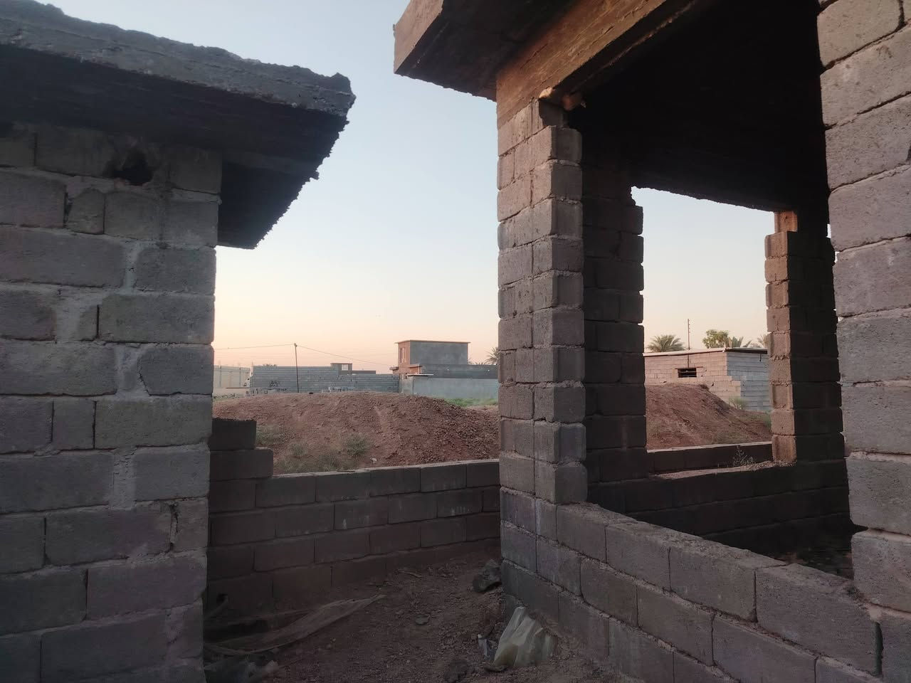 السلام عليكم
هيكل للبيع
المساحة ٢٠٠ متر  الأساس بتلو والسقف صب درجه أولى
صحيات عدد ٢ + غرف عدد ٢ + صاله كبيره + مطبخ + استقبال + كراج لسياره الهيكل شغله درجه اولى العنوان
شارع أحمد المطلب مقابل جام السلام الشارع ١٠ متر واصل ماء والكهرباء قريبه كلش عليه
للاستفسار الاتصال او وتساب او خاص
***********
***********
