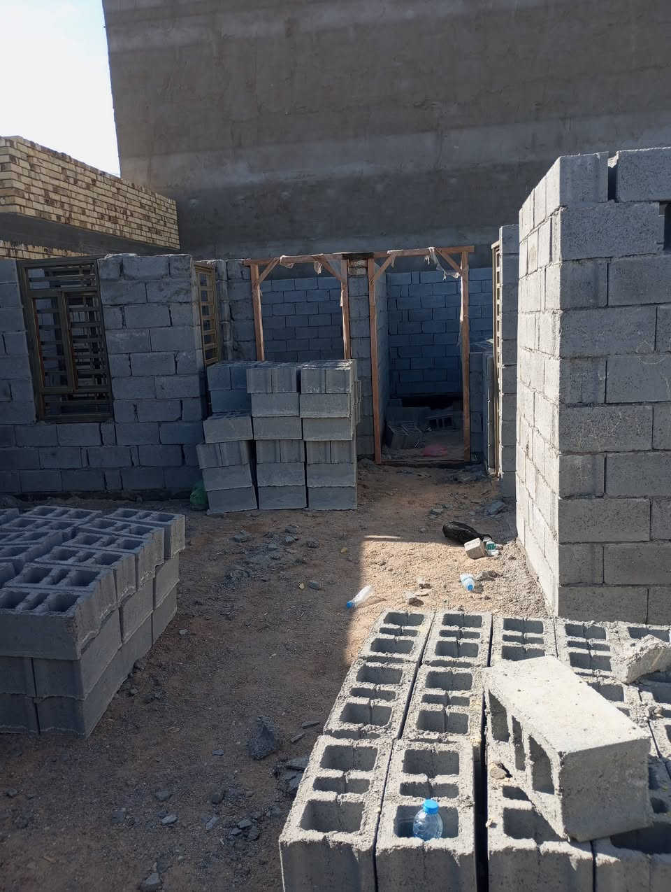 السلام عليكم هيكل للبيع المساحه 150متر سند25 موقع كلش حلو المكان بصره شط العرب كردلان شارع الشهداء كامل خدمات ماء وكهرباء وتبليط للاستثمار ***********
