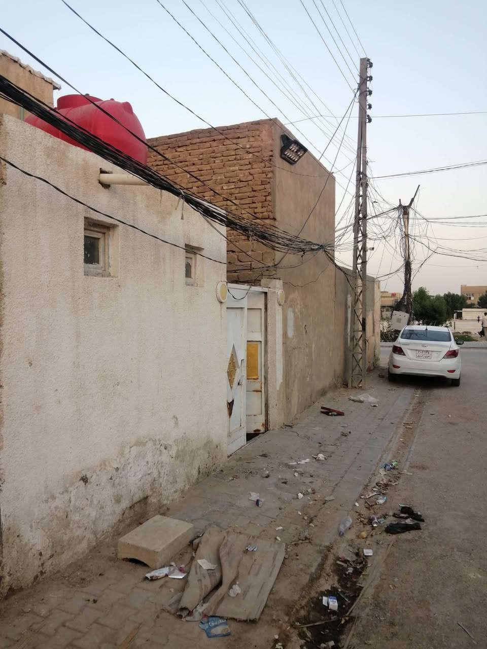 بيت 100 متر طابق ونص بصف الركن مفتوح على ساحه ركن مدرسة البراق البيع عسكري قرب على شارع الكبل ***********
