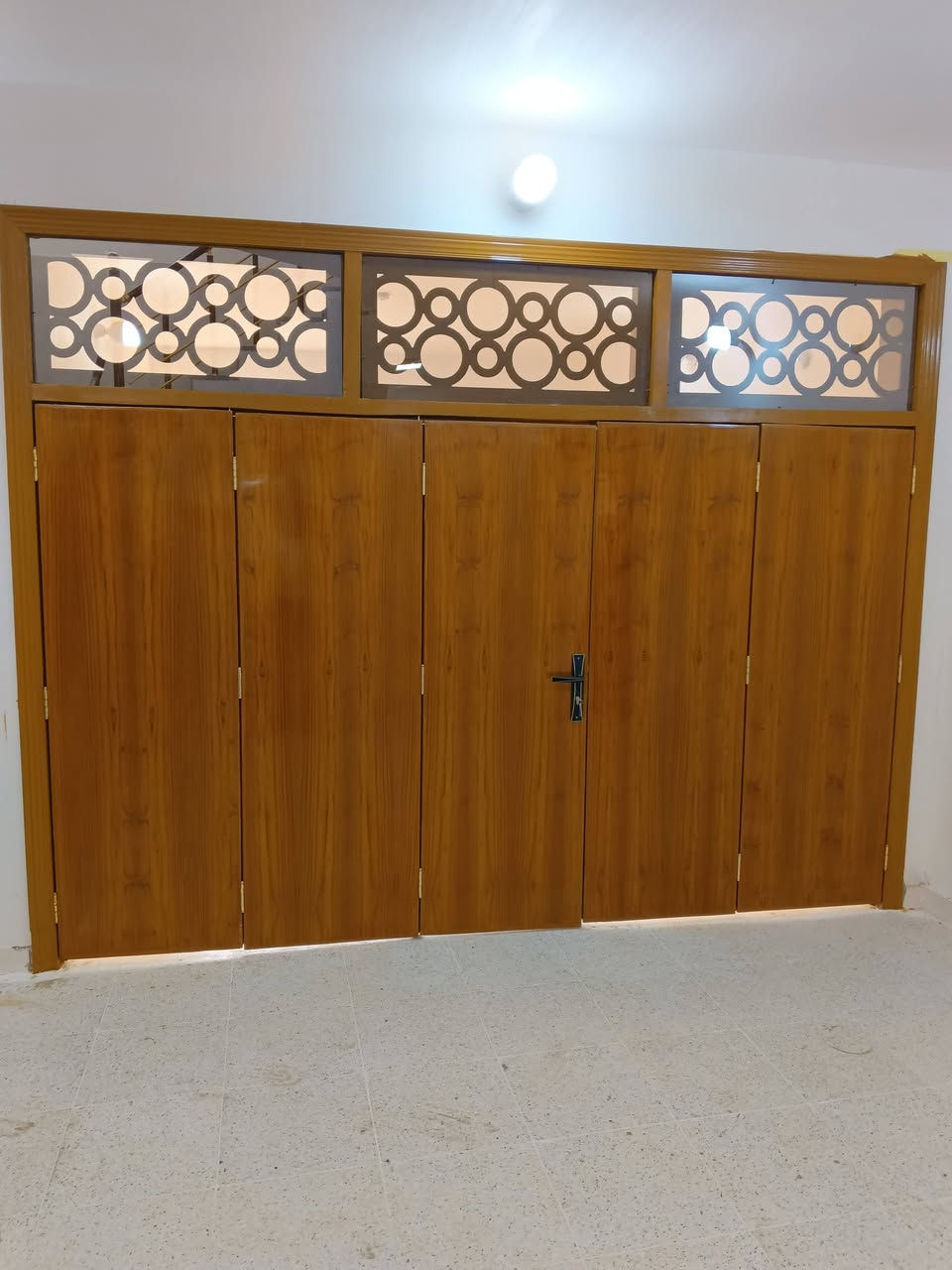 للبيع دار ١٠٠م طابقين جديد على ساحه في حي الجزيره للاستفسار ***********
