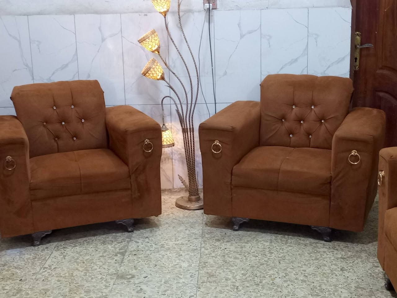 تخم نظيف جدا 10مقاعد ب200الف وبي مجال المكان الوشاش *********** يوجد توصيل بكروة يوجد واتس اب
