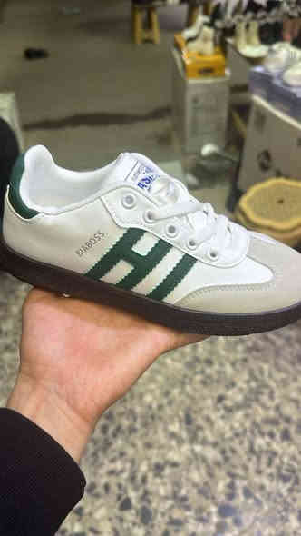 السلام عليكم توجد احذيه رجاليه واحذيه نسائيه وملابس نسائيه توصيل لجميع المحافظات تواصل واتساب عل رقم  ***********
