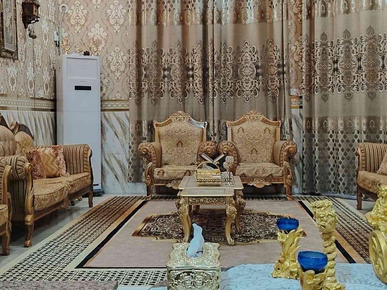 السلام عليكم دار للبيع في بغداد حي آور قرب مؤسسة المصطفى و خلف محطة المرتضى خلف الشارع التجاري مباشرتاً المساحة 150 متر طابقين الواجها 10 و النزال 15 يتكون الدار من 4 غرف نوم الطابق الأول يتكون من استقبال و مطبخ و صالة كبيرة و غرفة نوم و و صحيات الطابق الثاني يتكون من 3 غرف نوم معى صالة كبيرة صحيات للإستفسار أكثر اتصلو على الرقم ***********.
