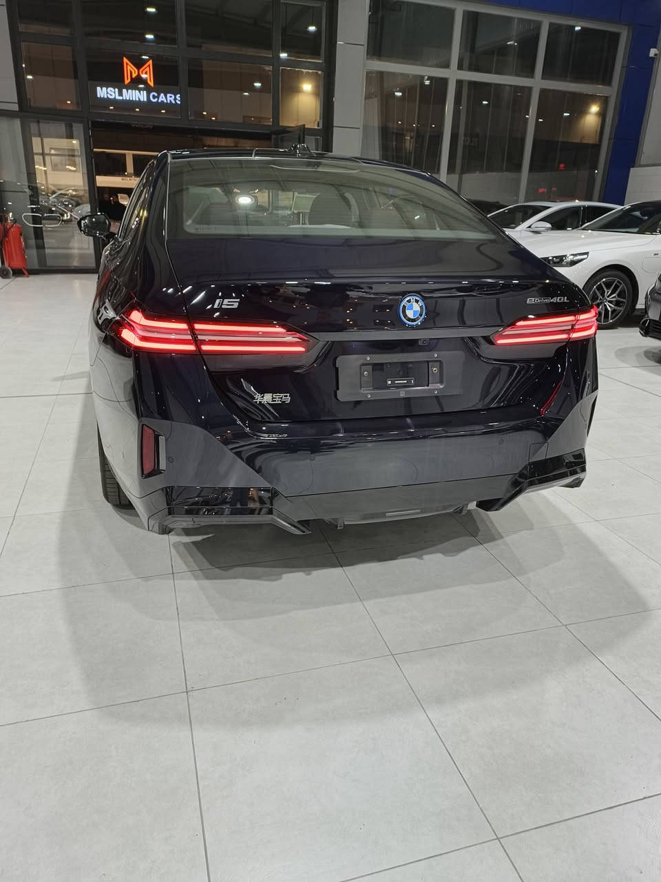 السلام عليكم ..
BMW I5 40 L 2025 
 كهربائية بالكامل  
المحرك والأداء: محرك كهربائي واحد يولد قوة 340 حصاناً ..
البطارية والمدى: بطارية ليثيوم أيون بسعة 91.2 kWh
 توفر مدى قيادة تقديري  713 كم حسب دورة القياس (WLTP/EPA).
الشحن: تدعم الشحن السريع بالتيار المستمر (DC) بقدرة تصل إلى 205 كيلوواط، مما يسمح بشحن من 10% إلى 80% في حوالي 30 دقيقة.
التصميم: سيدان رباعية الأبواب، تتسم بالفخامة مع شاشات منحنية مزدوجة (12.3 بوصة للعدادات و14.9 بوصة للمعلومات) بنظام تشغيل 8.5.
النسخة الطويلة (L): توفر مساحة أرجل أكبر في الخلف، وهي موجهة لتعزيز الراحة الفائقة.
الإضافات: إضاءة محيطية تفاعلية (Interaction Bar)، خيارات نظام صوتي harman/kardon ، ونظام تعليق متكيف.
بالاضافة الى المواصفات الاخرى   
عنوان السيارة معارض دهوك الجديدة  
ويوجد ايضا bmw i5 35 l 
 وسيارات كهربائية اخرى  
لأي استفسار اخر التواصل مع الرقم ***********  اتصال او واتساب
