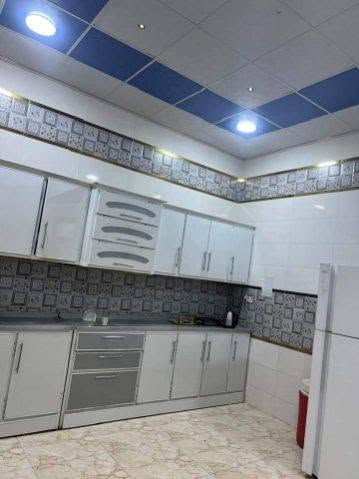 بيت للبيع المساحه ٢٠٠ متر  طابقين بناء حديث يحتوي ديوانيه مطبخ  صاله غرفتين نوم  صحيات خارجيه  حمام  الطابق الثاني غرفتين صاله صحيات العنوان الفداء خلف مجمع بحار الأنوار يبعد عن السريع 60 متر السايدين الصدرين  مطلوب إسكان ٦٠ مليون  من ظمن المبلغ الكلي  ٢٦٠ مع الاسكان اذا موضف ايحولهن عليه ايصير مراوس بيت لتواصل ***********
