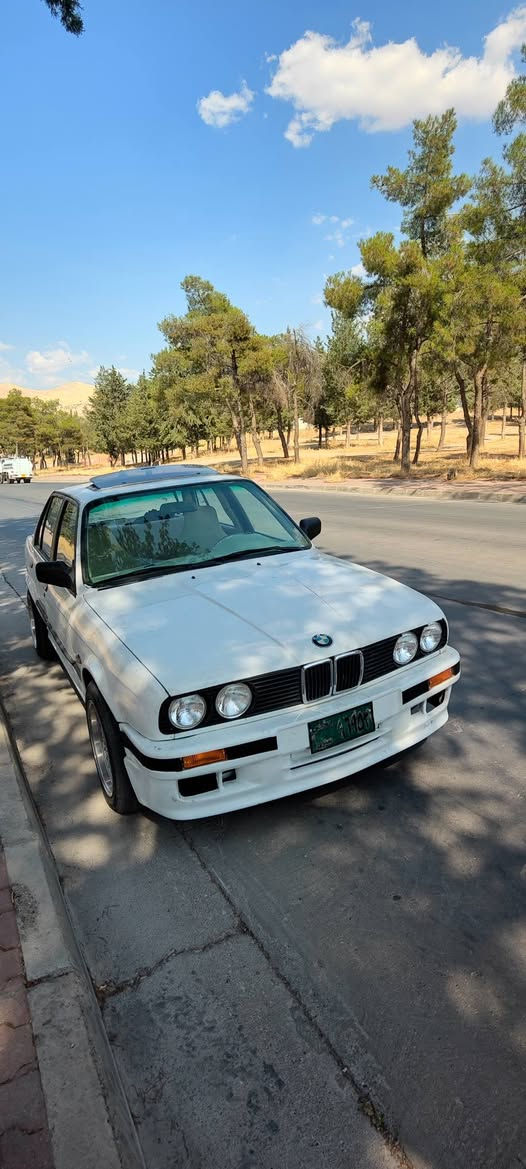 سڵاو خواتان لێبێت
bmw 325i
زەعڕا مۆدێل 1991
مەکینەی25 گێڕی عادی 
ڕەنکی سپی ناو بێجی 
چەمەلغێک و بۆنیتی بۆیاخە من بەکامل ئەیفرۆشم 
سعری33گەڵا

***********
*********** السليمانية, العراق
