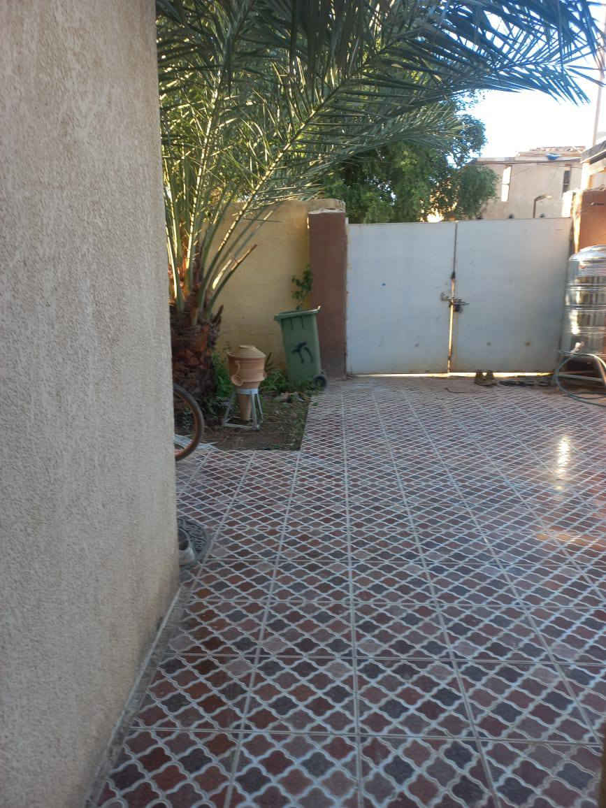 دار للبيع مساحة 200م حي الحسين بيت نضيف مرتب تحويل مباشر قرب مدرسه نور الولايه 
صاحب الدار 
***********
