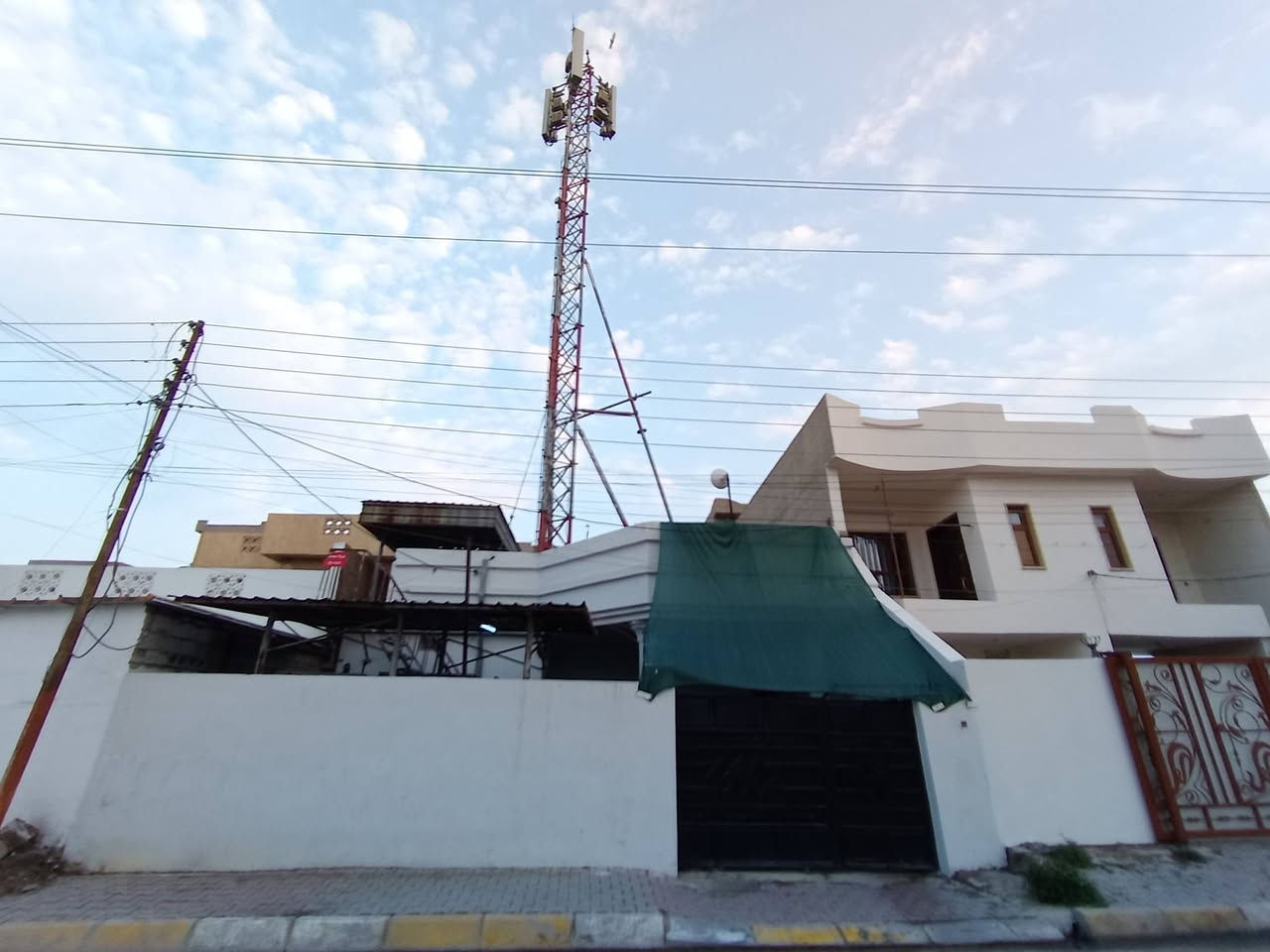 دار طابو طابق واحد للبيع
عليه برج اسياسل الوارد السنوي
٥ ملايين ومؤجر حاليا ب ٣٠٠ ألف بالشهر 
المساحة / ٢٠٠ متر
العنوان / كركوك حي العسكري خلف صيدلية كردستان
السعر / ١٦٠ مليون
للاتصال / ***********
