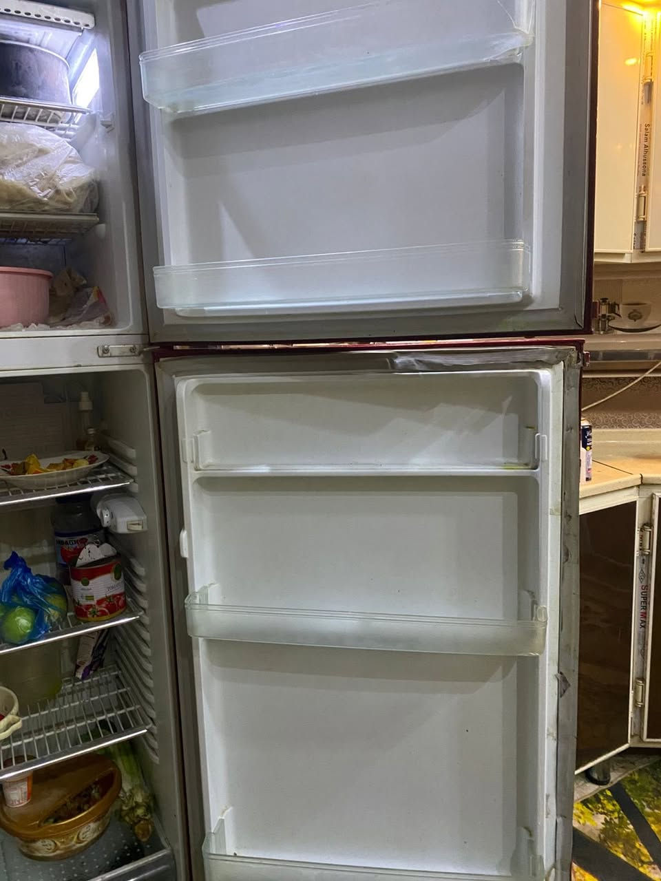 السلام عليكم للبيع ثلاجه 
وكنتىور شبابي 
***********
