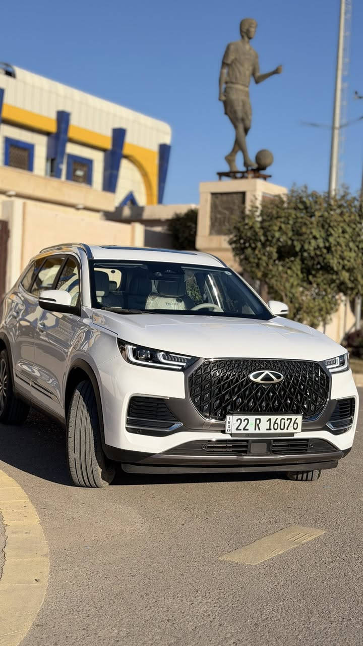 شيري تيكو 8برو هايبرد 
ماشية 2000كم 
العنوان بغداد 
السعر 285$ 
موديل. 2024
كلين تايتل -luxury 
المواصفات الأساسية:
النوع: سيارة SUV هجينة (Plug-in Hybrid).
المحرك: 1.5 لتر تيربو + محرك كهربائي.
القوة: 320 حصان (إجمالية).
عزم الدوران: 510 نيوتن متر.
ناقل الحركة: DHT (ناقل حركة مباشر هجين).
نظام الدفع: دفع أمامي.
سعة البطارية: 19.27 كيلو واط/ساعة.
المدى الكهربائي: 75 كم لكل شحنة.
استهلاك الوقود: حوالي 4 لتر/100 كم (في الوضع الهجين).
التسارع (0-100 كم/س): حوالي 7.6 ثواني.
المقاعد: 5 مقاعد (تتوفر بـ 7 مقاعد في بعض الفئات). 
التقنيات والميزات:
الشاشات: شاشة معلومات ترفيهية وشاشة عدادات رقمية مدمجة مقاس 24.6 بوصة.
نظام الصوت: نظام صوتي فاخر من سوني مع 8 أو 10 مكبرات صوت.
الشحن: شاحن لاسلكي للهواتف.
ميزات أخرى: كاميرا 360 درجة، فتحة سقف بانورامية، فتح وإغلاق كهربائي لباب الصندوق الخلفي، تشغيل بضغطة زر. 
السلامة والأمان:
الوسائد الهوائية: 6 وسائد هوائية.
أنظمة مساعدة السائق: نظام الثبات الإلكتروني، مساعدة الفرامل الطارئة، التحكم في نزول التلال، مراقبة ضغط الإطارات، مثبت سرعة ذكي. 

يمكنك الاتصال على الرقم 

***********
