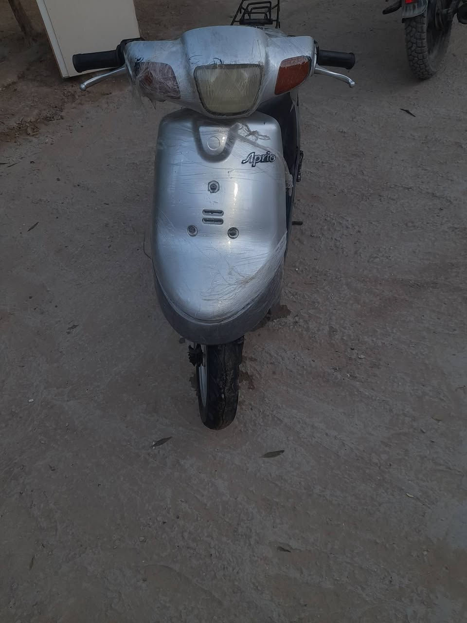 دراجة مديل 200 مكينة خرسة فول كهربائيات يشتغل بس يراد باتري ول سكان مالتهة عوج شوية ابرأك تايرات نضيفات  سعر 200 وبيهة مجال تصل وتدلل***********
***********
