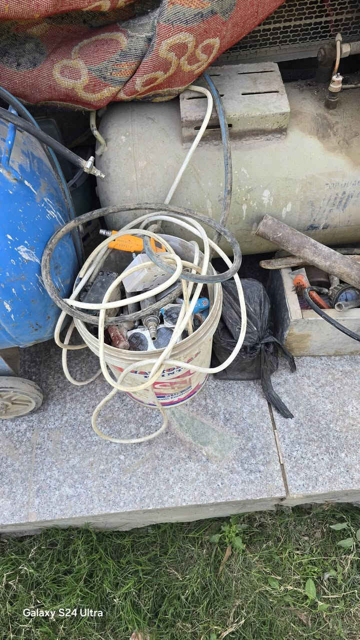 غراض للبيع وشرط الشغل انطيهن البلنص والخالعة صار ٤ أشهر من اخذتهن صار ضرف وجبتهن للبيت هسة .
ماطورات جك هوه عوارض تايرات وهواي نواعم للي يفيدنة يتصل بيه مكاني بابل منختلف على السعر يجيب هينو يعبيهن ويطلع 
رقمي ***********
