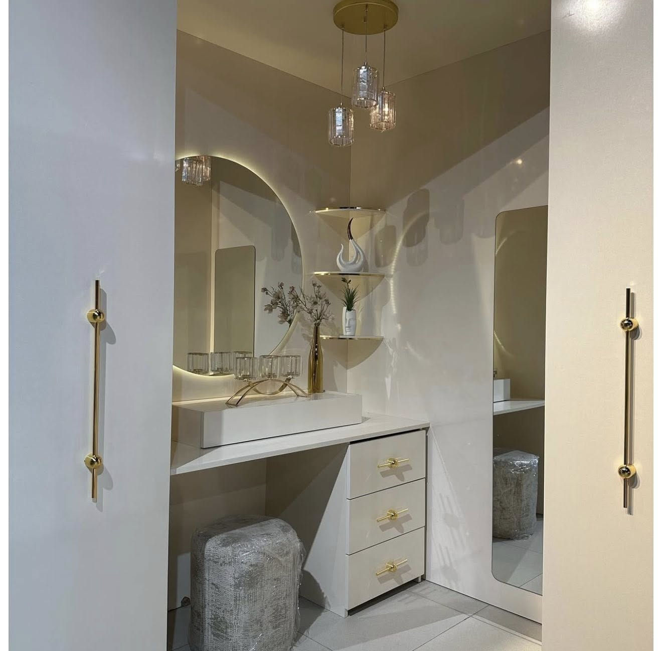 غرفة نوم تركية اخذتها من فكتوريا 
اخذتها استخدام جداً قليل بعدها جديده بمليونين ونص 
كنتور زواية 6 مترات 
كل صفحه 3 متر 
سرير مخزن قياسه 310 مع الكومديات 
مراية عمودية 
خزانة جانبيه 

و موجود الدوشك مالتها همات بعده جديد ب250


**إذا كنت صاحب هذا الإعلان وتريد حذفه لأي سبب، رجاءا أرسل رسالة إلى الدعم الفني**