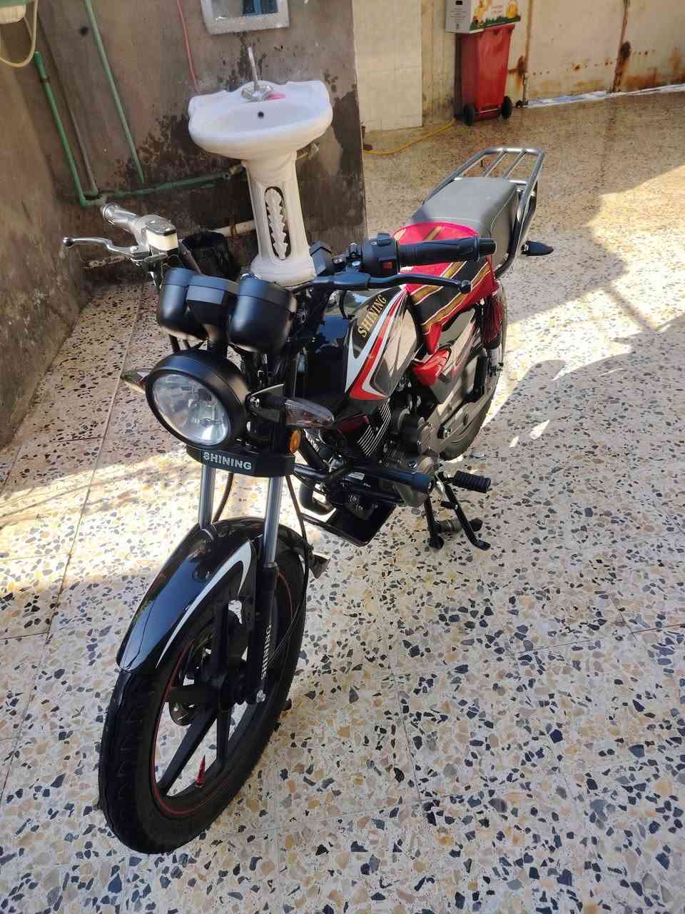 السلام عليكم شباب دراجه دايون شنك طلعته وكيل صارلهه اقل الشهر الدراجه نضيفه حيل تجي وتفحص مديل ٢٣ اوراق اصولي وسعرهه مليون ٤٠٠ الشراي يتصل عله الرقم *********** المو شراي لا يشلع كلبي مكاني رميثه
