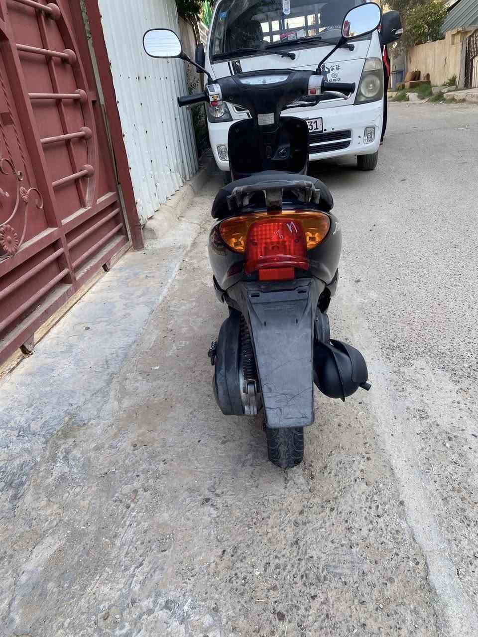 سلام عليكم للبيع دراجه عصفورية لون اسود مال رنبة جديده حيل برغي واحد مامفتوح منها جديده حيل وجاهزه اي نقص مابيهة كلهة شغاله كهربائيات شغاله نكره سلف وهندر كيجات شغاله كفرات بلاديه محرك ناعم اخرس ما مفتوح شلعه ومعدل تخبل اوراق كامله دراجه بلاديه وجديده تايرات جدد دراجه جاهزه سعر (450)بيهة مجال بسيط (رجاءً لحد يكسر بحلال عالم) دراجه مال رنبة جيب فيتر وتعال افحص جديده رقم الهاتف ( ***********) مكاني بغداد الغزالية
