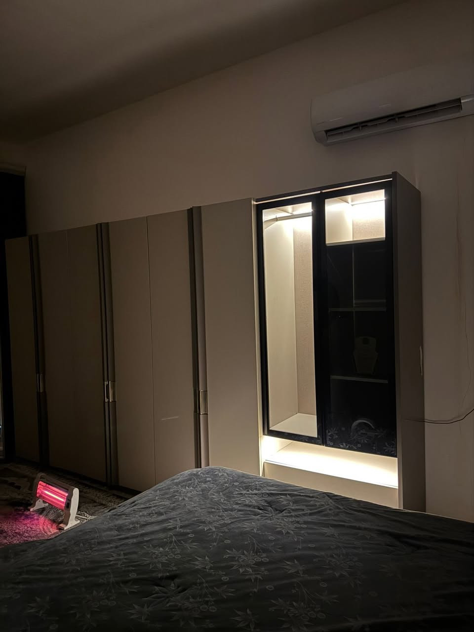 السلام عليكم بنات 
غرفة نوم للبيع  10قطع استخدام قليل وكلش نظيفة خشب HDF مو NDF كما موضحة بالصور 
للاستفسار الأتصال على الرقم ***********
