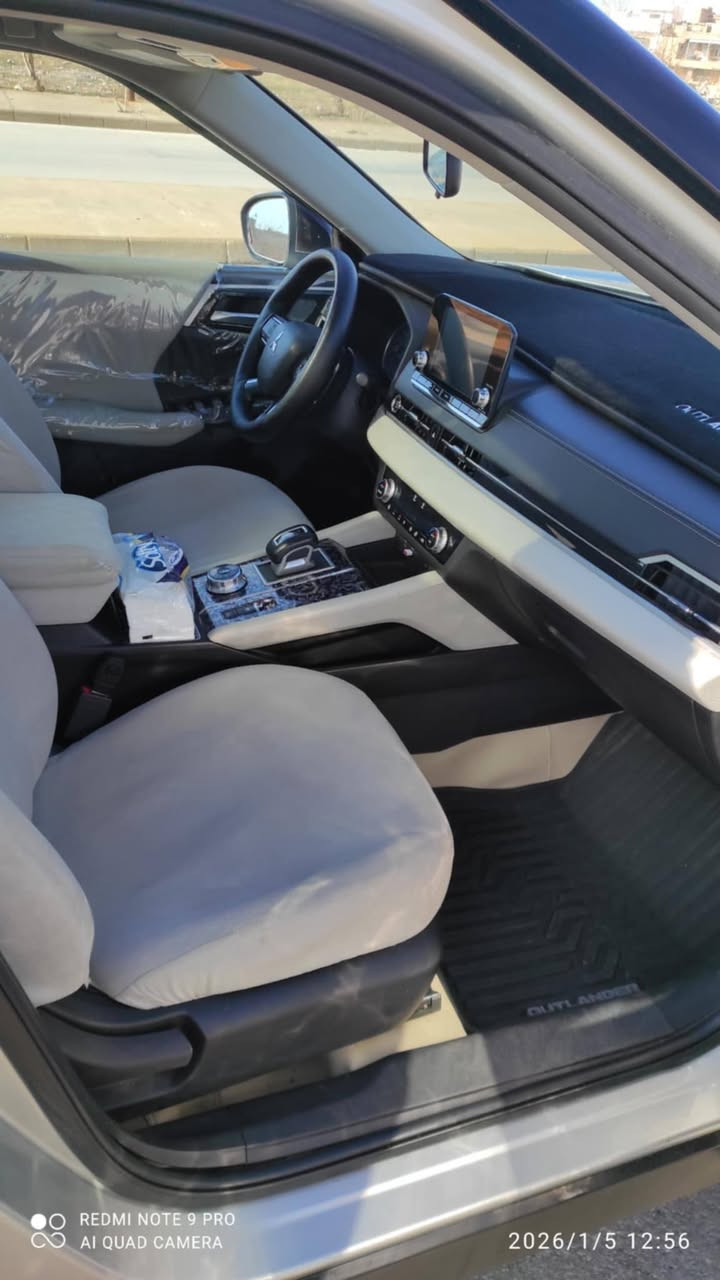 میتسوبوشی ئاوتلاندەر مۆدێل ٢٠٢٢ مواسەفات ئەمریکی  فول مواسەفات ( بلاک توب + ناو کرێمی + سەقف پانۆڕاما + دەبڵ ئەکسل + پێنج دوگمە + بەسمە و شەغال + ویل کرۆم ) نیودەرگەی پشتی سەیاق بۆیاغە بێ ناوگرتن + یەک جێی بچوکی ساردە سەیارەکە زۆر  و جوانە یەک دەستە زۆر کەم ڕۆشتووە  (٣٨هەزار ) کیلۆمەتر ڕۆشتووە ، نرخی (٢٣٠ ) مەعامەلەکی کەم ..
***********
