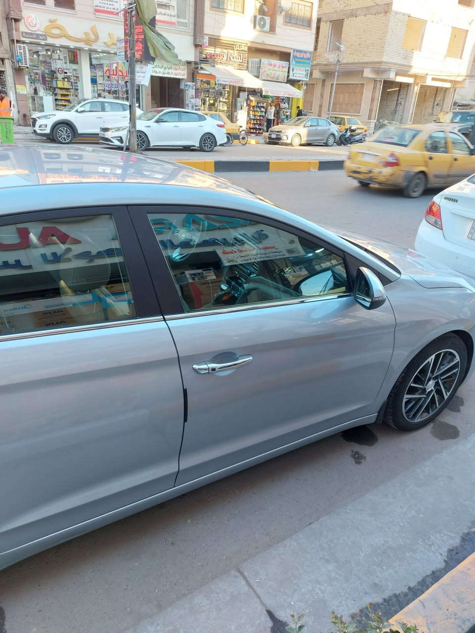 النترا 2020 limited نسخة محدودة وارد امريكي
نظيفة جداً جداً اخت الزيرو / كلين تايتل
ماشية 21 الف ميل
حادثها جاملغ خلفي فقط مصلح بارد بدون صبغ / حادث خفيف جداً مثل ما موضح بلصور 
رقم بغداد / فول مواصفات
دخول بصمة جهتين وتشغيل بصمة
كشنات جلد كهربائية + تدفئة كشنات 
مرآة عاكسة كهربائية
تبريد بيانو + سستم صوة infinite 
رادار / مثبت سرعة / تحذير نقاط عمياء / تحكم ستيرن 
صندوق كهربائي حساس
اشارة بل مري
3 انظمة قيادة 
زنون بلادي ٤ عدسات امامي / LED نهاري
LED خلفي 
ويل كب 17 / اطارات جديدة
ارضيات الاصلية موجودة + رزلاين الاصلي
محرك 2000 دوش 
العنوان / بغداد - الاعظمية
***********
السعر 165 ورقة
