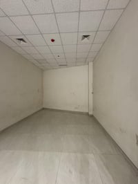 عندي هذا المحل محتاج ابو ديكور ملابس يشتغله الي بسعر مناسب محل البسه ن...