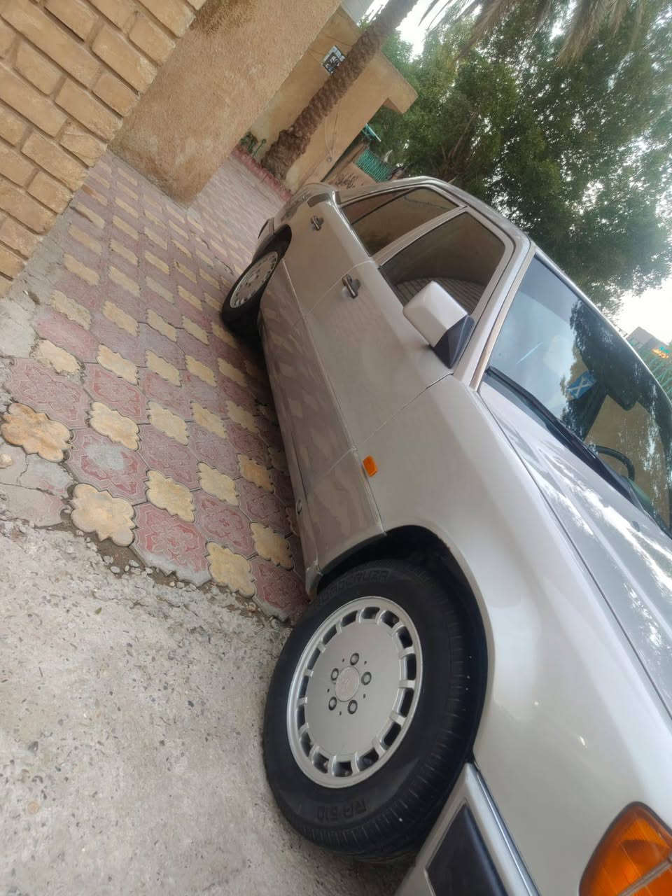 السلام عليكم سياره مارسيدس دب للبيع رقم بغداد 
موديل ٨٩ فتحه سقف 4 جام كهرباء كشن سدر كهرباء 
كير ومكينه vvt بالكرتون تبريد تدفئه كله شغال
كفاله عامه صبغ  عامه جماليه
تخم تاير جديد حداده اماميه خلفيه جديده سياره نظيفه بمعنه الكلمه  مكانها كربلاء  اني مكلف بل نشر 
رقم ***********
