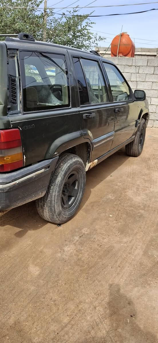 جيب شيروكي 95 بلاديه مكينتها مامحور مكفوله لاضربه ولاتبديل مكينه وكير وحداديه وتبريد شرط رقم سليمانيه بيها جراد بالبنيد سعرها 43 وبيها مجال بسيط مكاني ديوانيه شاميه للتواصل ***********
