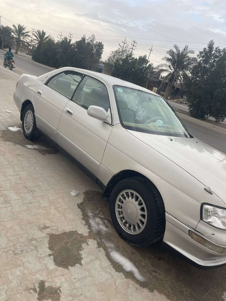 سلام وعليكم سياره بطه باسمي سنويه 29 مديل 93 سياره جاهزه من كل نواحي مصروف عليها من باور واتر بم تبريد تايرات حداده صطابات خلفيه جدد لايت زنون نهار 200 الف صطابات 180 غرفه نضيفه كلش رقم هاتف ***********
