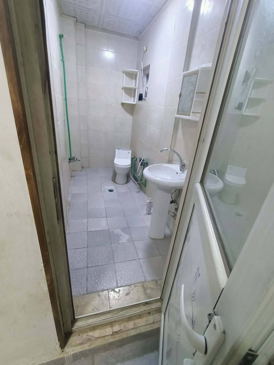 سلام عليكم شقه للرهن مجمع السلام مرحله الولا تحتوي على غرفه نوم داخله اسويت وصاله  ومطبخ وصحيات وستقبال وصطح للستفسار اتصال عل رقم ***********
