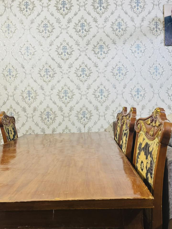 السلام عليكم ميز طعام للبيع متكون من 6 كراسي السعر 350 وبي مجال ***********
