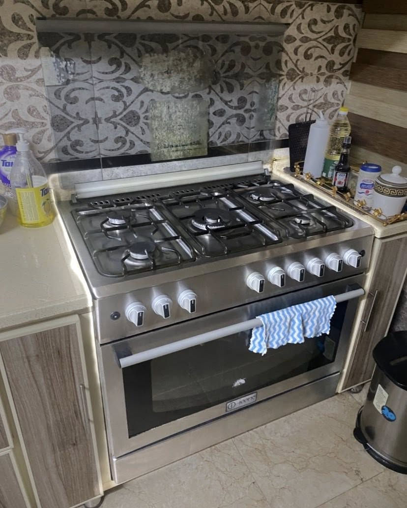 طباخ للبيع
***********
