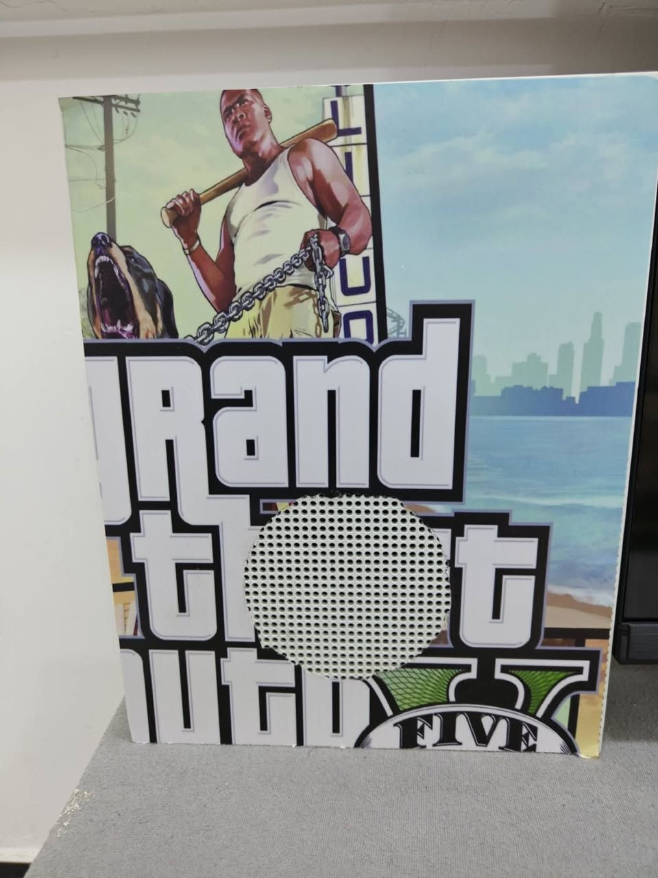 إكس بوكس وان اس نضيف جدا 
مساحته 500 كيكه 
ملحقاته ( سماعه + جوستكات 2 اصلي ) 
اشتراك كيم باس شهري كامل 
العاب ( فيفا + gta + باتل فيلد + فورزا سيارات + تومب رايدر هواي العاب متاحه ) 
السعر 170 وبي مجال للطيبين 
للتواصل الاتصال ***********
