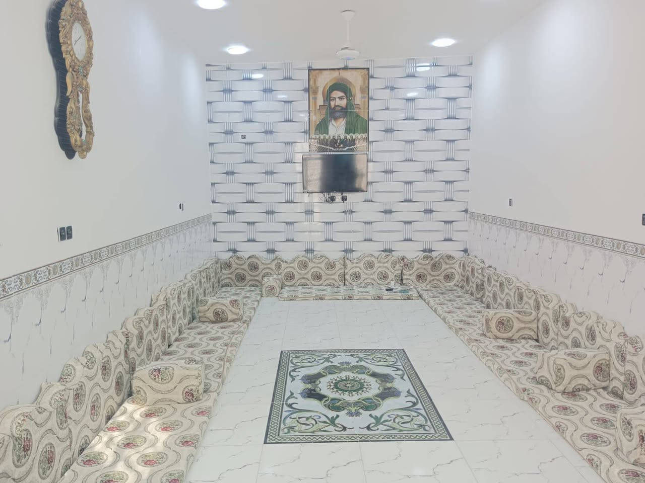 السلام عليكم بيت مساحه 300متر قرب مدرسة الحشد المبارك الاهليه
يحتوي علئ غرفتين نوم 4*5
وصاله 5*8
ومخزن
وصحيات داخليه وخارجيه
واستقبال 4*10 
بناء حديث 2025

الرقم هاتف الاستفسار أكثر:***********
يوجد واتساب أيضا علئ نفس رقم مذكور اعلئ
