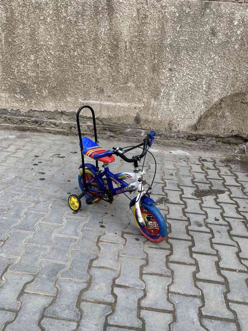 سلام عليكم 
بايسكل حجم ١٦ نضيف 
مكاني بغداد حي القاهره
سعر   ٢٥ 
لتواصل ***********وتساب
