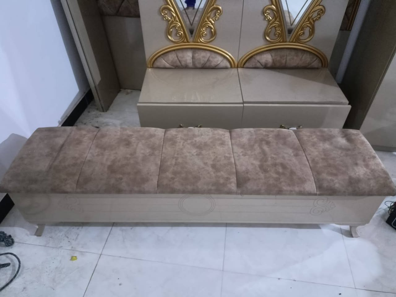 السلام عليكم غرفة تركي للبيع العنوان رئاسة العبيدي شارع عشرين الاتصال واتساب ***********
