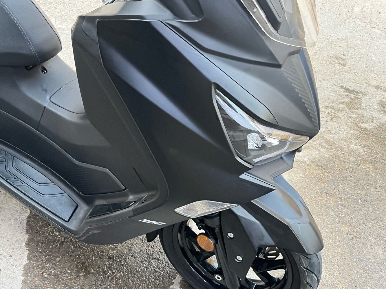 دراجة سيام  Sym Joymax Z
موصفات الدراجة👇
رقم بغداد مميز 41200
اللون اسود طافي (Mat)
فايبر كاربون 
ماشية 7000
محرك 300cc
صندوق كبير وجك هيدروليك 
بريك امامي وخلفي Aps
لايت زنون ابيض عالي ناصي 
استاند حساس
مانع انزلاق 
مكفولة كفالة عامة محرك وكفرات واشاير ودبل اشارة 
العنوان:-بغداد-الطوبجي-حي السلام