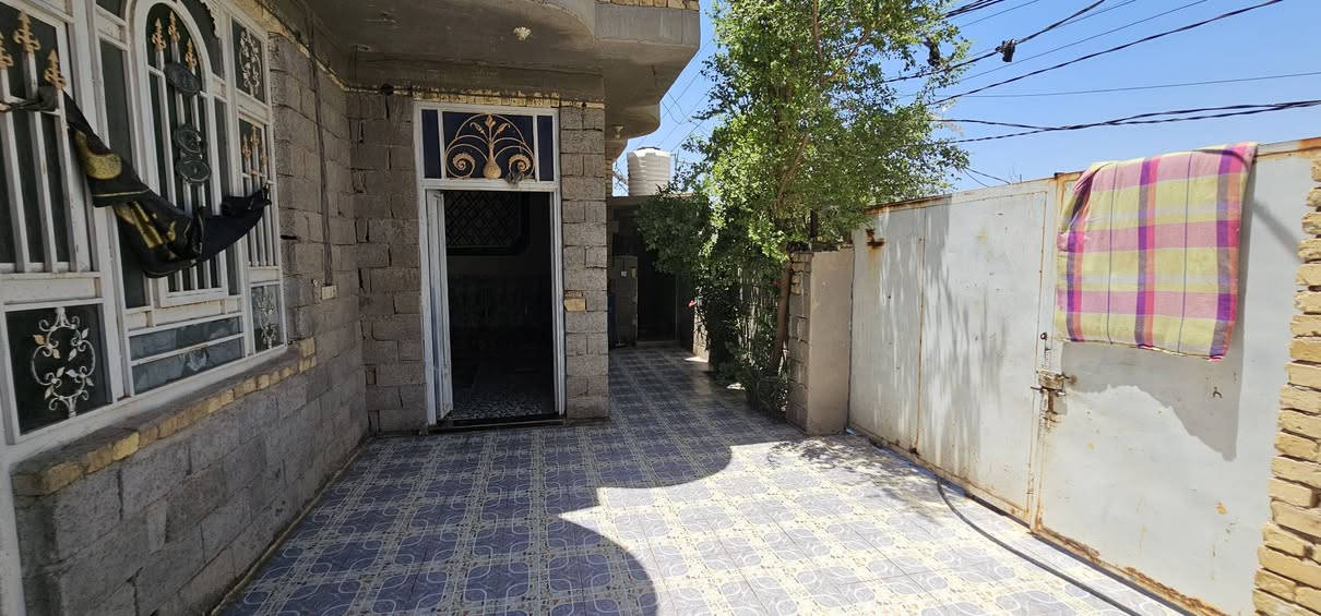 سلام عليكم دار اللبيع مساحة دار200متر بيت كامل ستغبال 7\4 مطبخ 4\4 صالة 8\4 غرفتين 5\4الطابق الثاني غرفة +بيتونة  العنوان  كوت زويرجات الزنابرة يبعد عن الشارع الرئيسي 20متر  الاستفسار الاتصال على الرقم ***********

