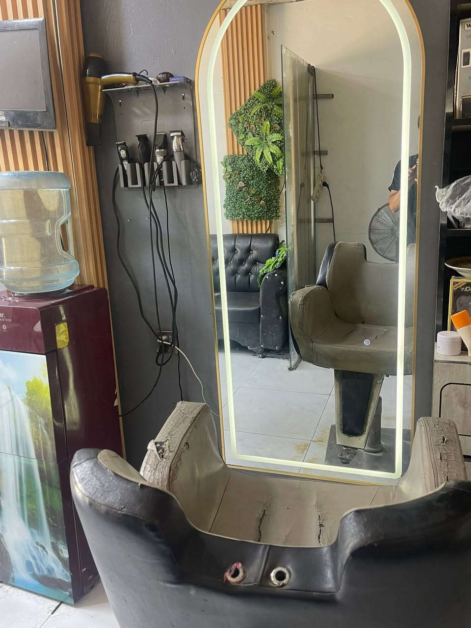 للبيع أغراض حلاقة بحالة زينة، مناسبة للي يريد يفتح شغل أو يجهز محل. مرايا حلاقة ويا كرسي حلاقة، الاثنين بـ١٦٥ ألف، حالتهم زينة والسعر مناسب     [ميز رفوف 3 وجرارات  3 ب٦٥] وقابل للتفاوض المعقول المكان: بغداد – البلديات
للاتصال: ***********
