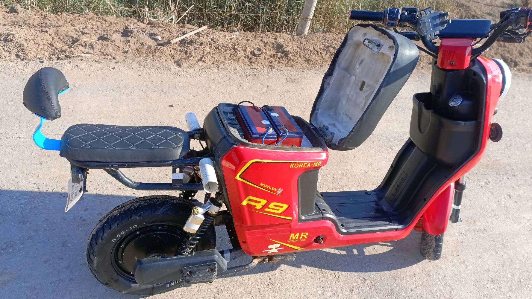 السلام عليكم دراجه شحن R9للبـيع نظيفه بيهه اكبربطاريات بلسوگ+سكليتر جديد+تايرخلفي جديد الدراجه كامله من شاحنه و سله وتچوه سوده +امرايات نقصهه بس مدگر وره فقط والسعر (400) عنوان بصره الزريجي النزله البرازيليه الرقم *********** بي واتساب