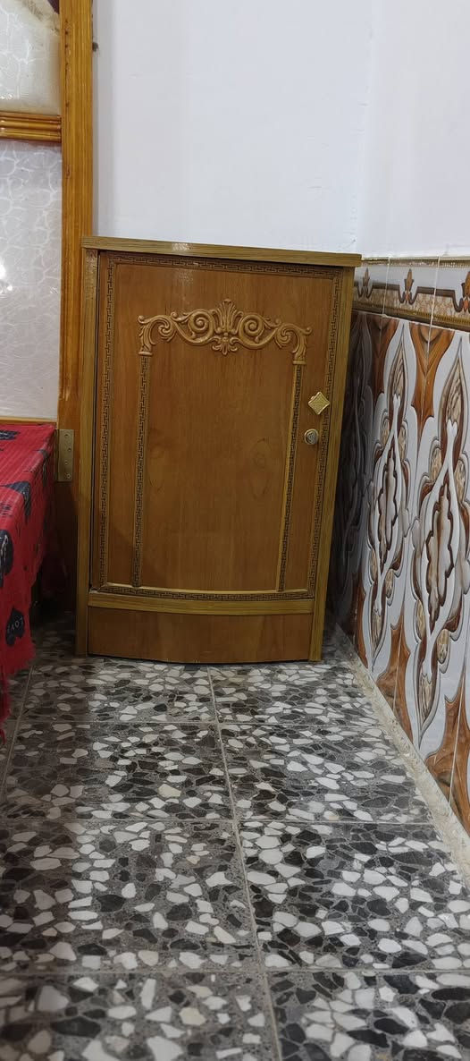 السلام عليكم مكلف بالنشر
غرفة نوم عراقيه تسگام   مستخدمه استخدام قليل شرط النظافه الله شاهد مثل ما موضح امامكم بالصوره    كنتور  (5️⃣) بوب +جربايه + ميز تواليت + ميز  عدد3   وزاويه السعر 1100وبيها مجال مكان نجف كوفه علوة الفحل التواصل والاستفسار الاتصال على *********** متوفر واتساب☝
