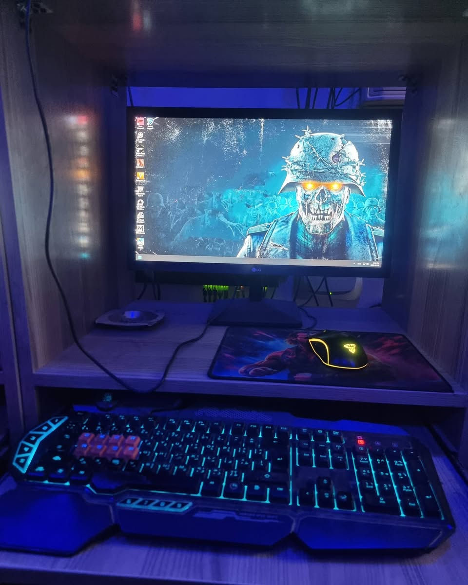 السلام عليكم 
للبيع حاسبات عدد  10 مع حسابات Epic و EA Games لكل حاسبة حسابها الخاص بيها 
شاشات 75 هرتز نوع  LG 
مبرد غازي Cooler Master
رام 16 GB 3200MHZ Hyper-X
هاب نوع Cisco 
مع كل ملحقاتها ميز مال قاعة نت مع كرسي بلاستك عادي مع كيبورد وماوس وهيتفون 
السعر سبع ملايين وقابل للتفاوض 
ما متواجد على الفيس 
للإستفسار ألاتصال على الرقم  ***********
