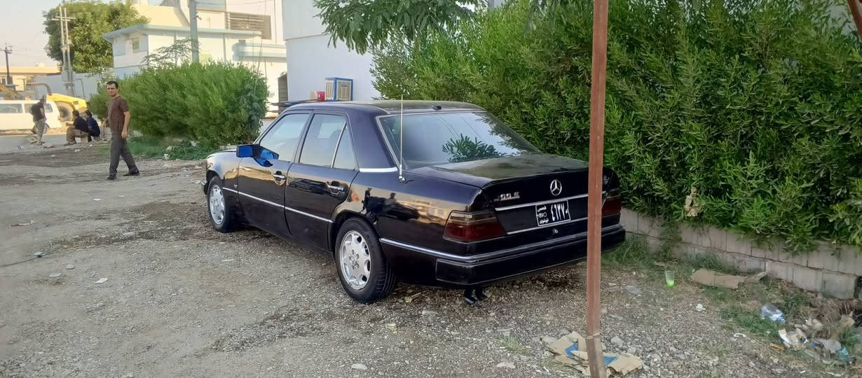 مارسيدز 300مو ديل90 گيرو مه كينه ي به ته چوار تايه و ويل تا زه گيرو مه كينه ي به شه رت ته قه و ره قه ي به شه رت كاره باي هه موو ي به شه رت بيمه سروفه سه نه وي جنوب گورينه وه يش ئه كه م له سه ر دل گرتن ژ.م*********** كالار, السليمانية
