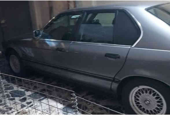 السلام عليكم
عندي سياره بي ام  حجم  ٧٣٥  موديل  ٩١ للبيع كما مبينه بالصور سياره جيده جدا منظومة تبريد كامله جديده كليا راديتر جديده نوعيه الدرجه الاولى داخل جلد وغيرها من المواصفات الممتازه سياره رقم بغداد  باسمي  السعر ٦٨ ورقه .
موبايل (  ***********) .
