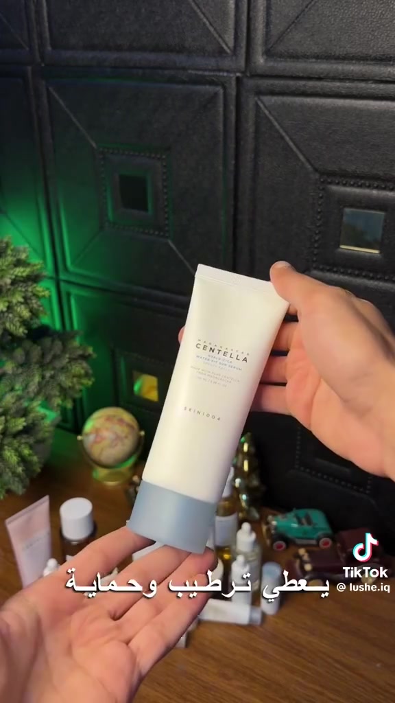🌿 سيروم سنتلا – سر البشرة النضرة والمشرقة! 🌿
#Centella_Serum 

✨تهدئة فورية للبشرة 🍃
مستخلص سنتيلا النقي من مدغشقر يمنح بشرتكِ راحة فورية، مهدئًا الاحمرار والتورم. مثالي للبشرة المتعبة أو المتهيجة!

✨تفتيح وتوحيد اللون بأمان 🌈
كبسولات التفتيح المبتكرة تعمل على تفتيح البشرة وتوحيد لونها تدريجيًا، لتظهري بألوان طبيعية مشرقة وساحرة كل يوم.

✨ترطيب عميق يدوم طوال اليوم 💧
تركيبة غنية بالمرطبات لتغذية البشرة من الداخل، مما يساعد على الحفاظ على نعومة البشرة ورطوبتها في كل لحظة.

✨حماية ضد العوامل الضارة 🛡️
مضادات الأكسدة الفعالة في سيروم Madagascar Centella تحارب العوامل البيئية الضارة وتمنع ظهور علامات الشيخوخة المبكرة، لتستمتعي ببشرة شابة ومشرقة.

✨ملمس خفيف وسريع الامتصاص 
تركيبة غير دهنية ومناسبة لجميع أنواع البشرة، تمتص بسرعة دون أن تترك أي بقايا. مثالي للاستخدام اليومي لمزيد من الانتعاش.

✨تعزيز مرونة البشرة 💪
يعمل السيروم على تحسين مرونة البشرة، ليجعلها أكثر شدًا وشبابًا، لتحصلي على ملمس ناعم وشعور رائع طوال الوقت.

🌸 امنحي بشرتكِ العناية التي تستحقها مع سيروم Madagascar Centella – لجعلها أكثر إشراقًا وصحة في كل يوم

صيدلية رنده رحاب 
@أبرز المعجبين 
#تفتح_الصيدلية_صباحا_ومساءا


**إذا كنت صاحب هذا الإعلان وتريد حذفه لأي سبب، رجاءا أرسل رسالة إلى الدعم الفني**