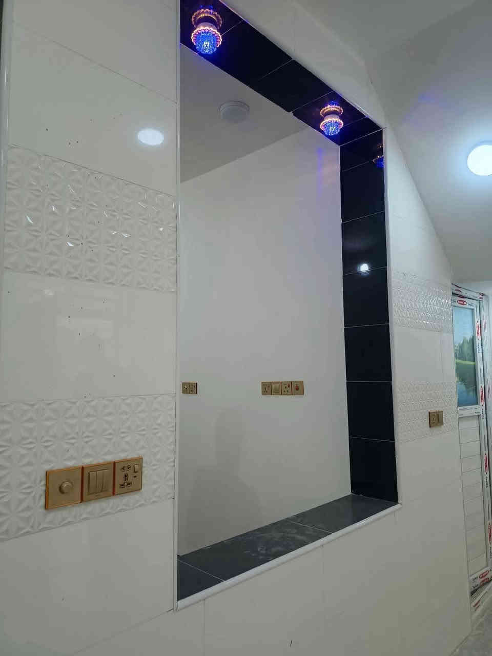 بيت على شارع المطار مقابيل ملحق القريه ماء وكهرباء واتبليط الحد باب بيت طابو زرعي سند 25 بناء طابوك جمهوري صب كونكريت سيراميك بورسلين ثقيل الاستفسار خاص او اتصال على رقم تالي *********** أو تساب
