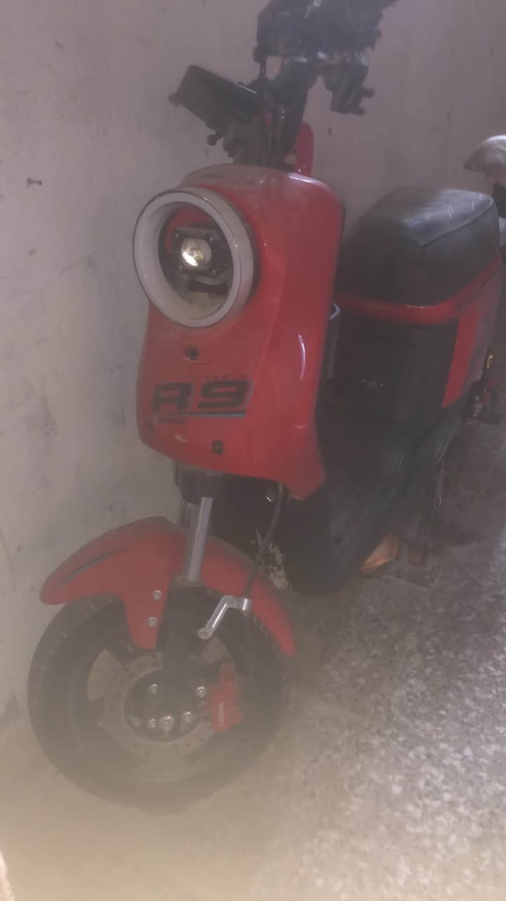 سلام عليكم دراجه شحن R9
جديده نقصها بطاريات 🔋 
للبيع مكانها بغداد الكرخ 
***********☎️
